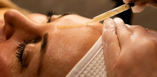 Aplicación de tratamiento facial