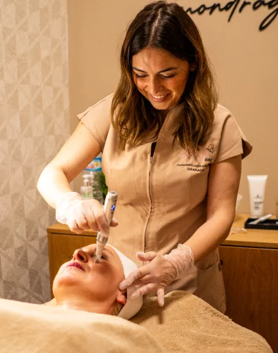 Esteticién haciendo tratamiento láser