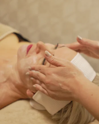 Manos masajeando con crema